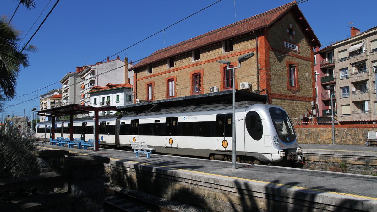 Una unidad de Euskotren realiza una parada en la estación de Deba