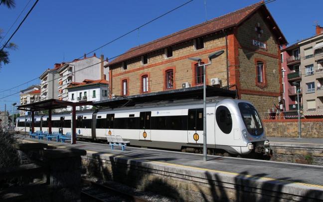 Una unidad de Euskotren realiza una parada en la estación de Deba