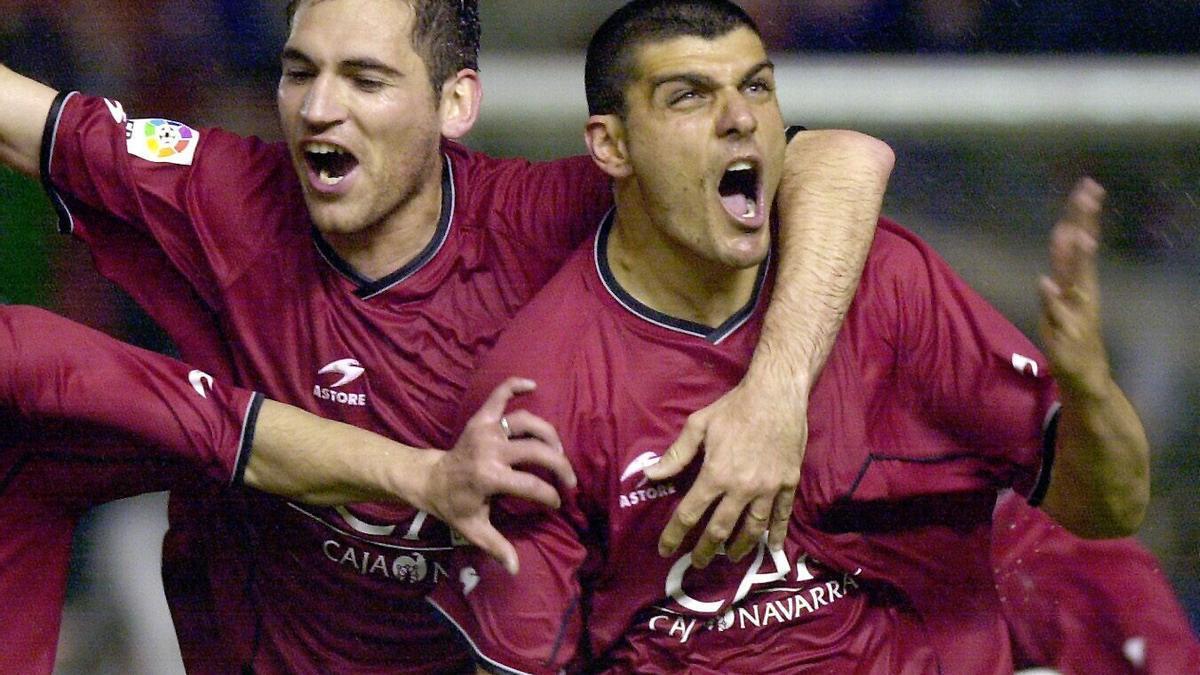 Aloisi celebra el gol que empataba la eliminatoria. Después, el Recreativo marcaría dos goles.