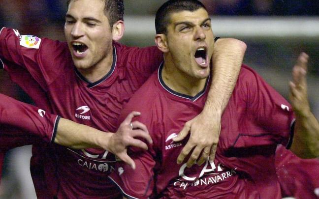Aloisi celebra el gol que empataba la eliminatoria. Después, el Recreativo marcaría dos goles. Aloisi celebra el gol que empataba la eliminatoria. Después, el Recreativo marcaría dos goles.