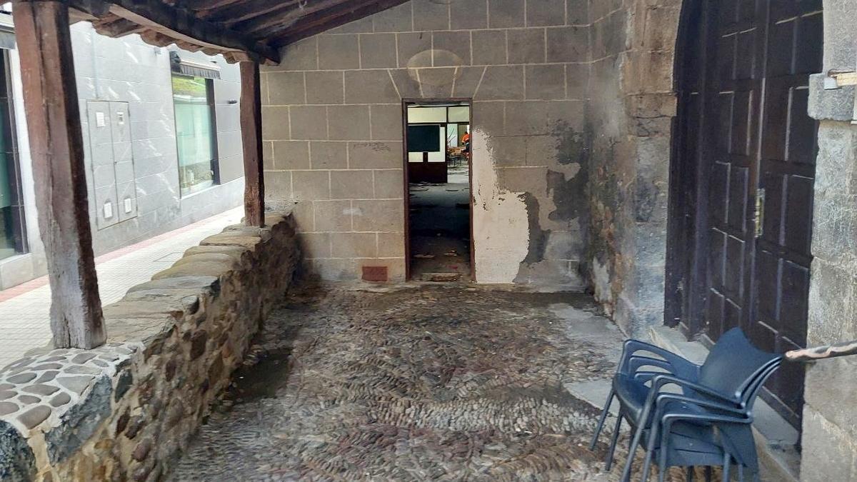 Uno de los p&oacute;rticos de la parroquia de San Bartolom&eacute; que ser&aacute; reformado.