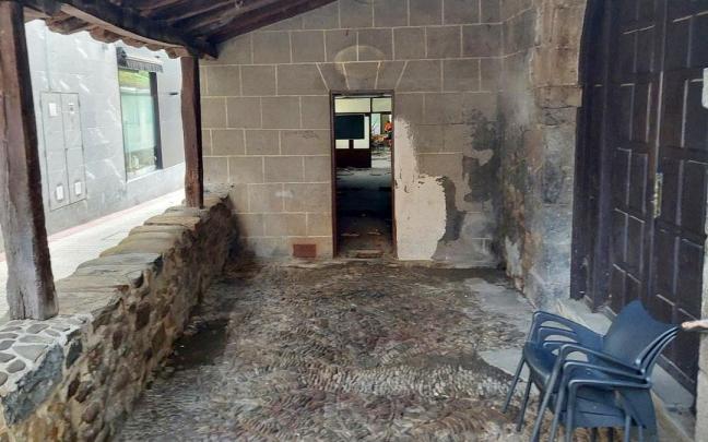 Uno de los p&oacute;rticos de la parroquia de San Bartolom&eacute; que ser&aacute; reformado.