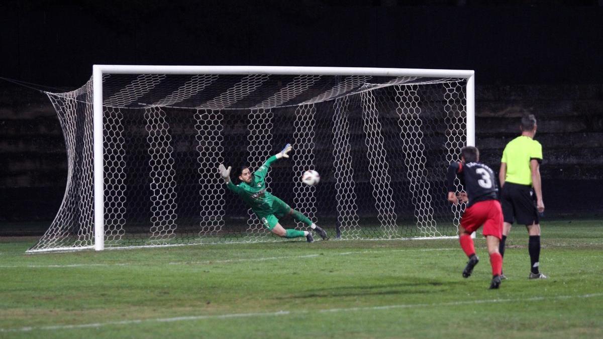 Santamaría, en el momento en el que detiene el penalti.