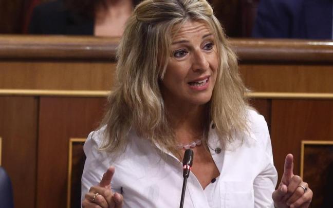 La vicepresidenta segunda y ministra de Trabajo y Economía Social, Yolanda Díaz, interviene durante una sesión de control al Gobierno.