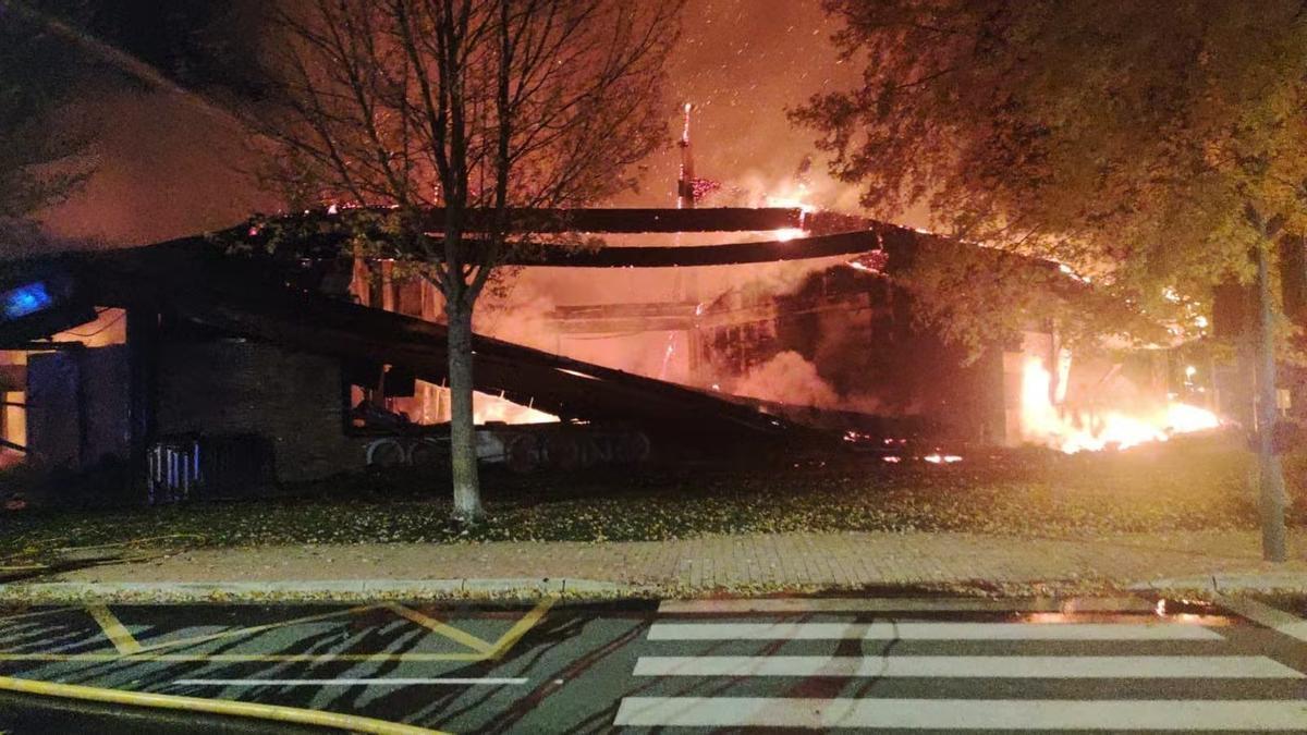 Momento en el que el edificio del centro comercial Gorráiz, de forma octogonal, estaba ardiendo