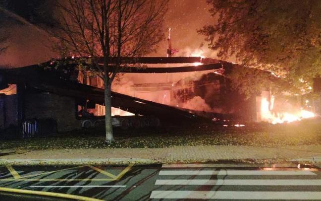 Momento en el que el edificio del centro comercial Gorr&aacute;iz, de forma octogonal, estaba ardiendo