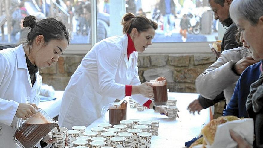 La ciudadanía volvió a volcarse con el roscón solidario formando una larga cola.