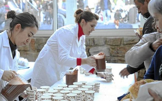 La ciudadanía volvió a volcarse con el roscón solidario formando una larga cola.