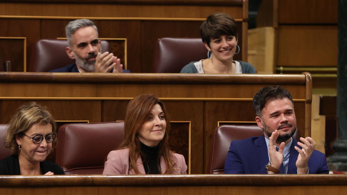 Gabriel Rufián aplaude en la bancada de ERC, esta tarde en el Congreso.