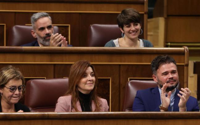 Gabriel Rufián aplaude en la bancada de ERC, esta tarde en el Congreso.