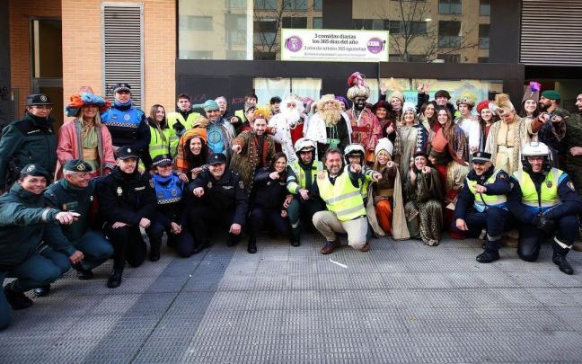 Voluntarios que han participado en la cabalgata solidaria posan frente al Comedor París 365, en la Rochapea. Voluntarios que han participado en la cabalgata solidaria posan frente al Comedor París 365, en la Rochapea.