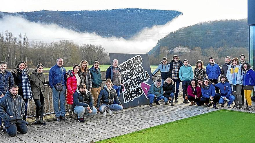 Lerro honekin batera agertzen den irudian, aurkezpen-ekitaldia atzo Maeztuko udaletxean. | ARGAZKIA: JORGE MUÑOZ