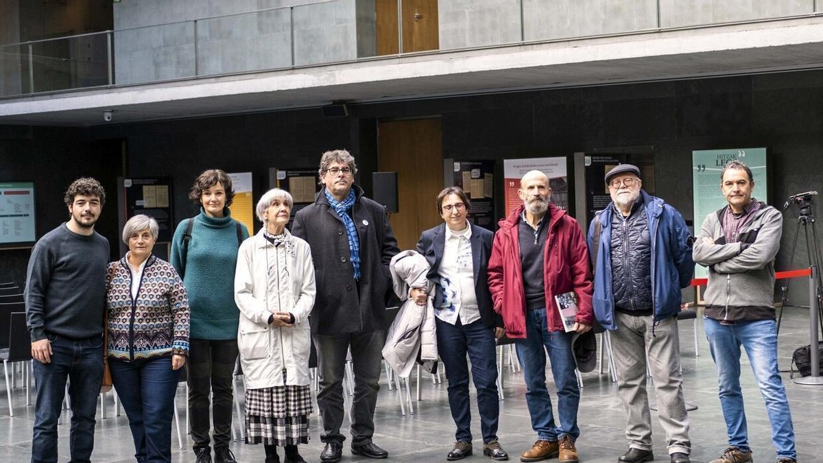 De izquierda a derecha, Carlos Otxoa, Mertxe Eraso, Patricia Amigot, Camino Oslé, Iñigo Retolaza (facilitador de Gernika Gogoratuz), Beatriz Ukar, Fede de los Ríos, y Jaxin Gómez. Faltaba Carmen Izal.