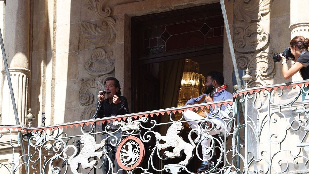 Juan Villar y Nono Reyes desde el balcón del Ayuntamiento