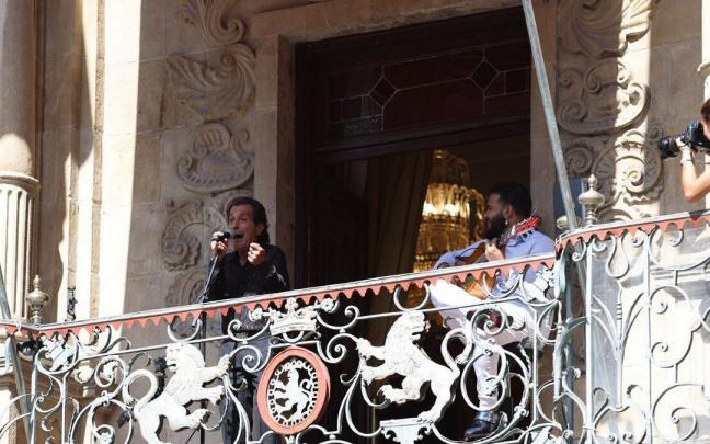 Juan Villar y Nono Reyes desde el balcón del Ayuntamiento Juan Villar y Nono Reyes desde el balcón del Ayuntamiento