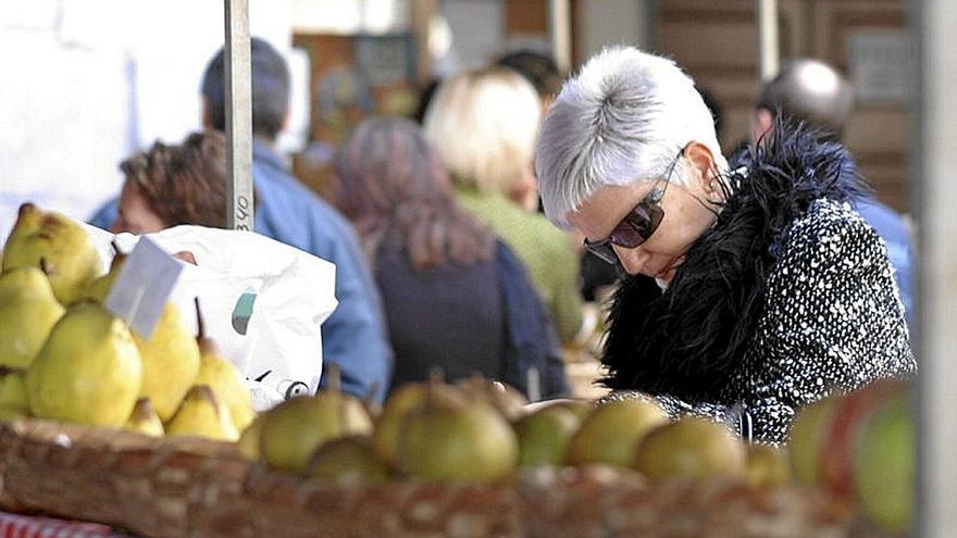 Fruta saltzeko postu bat, Mutrikun. | ARGAZKIA: J.L.