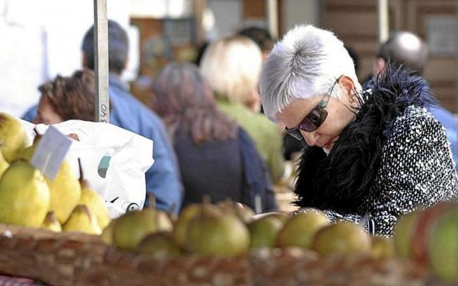 Fruta saltzeko postu bat, Mutrikun. | ARGAZKIA: J.L.