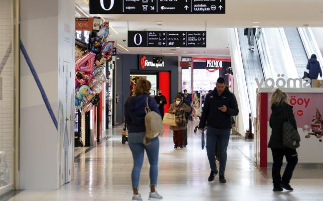Varias personas en un centro comercial.