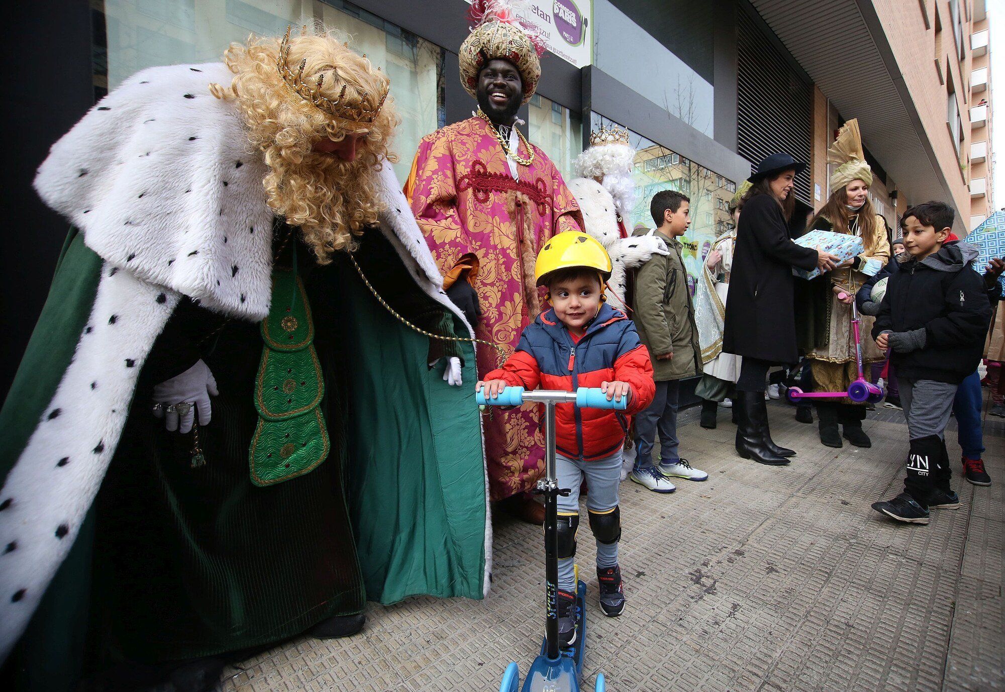 Un niño, emocionado, monta en su patinete nuevo.
