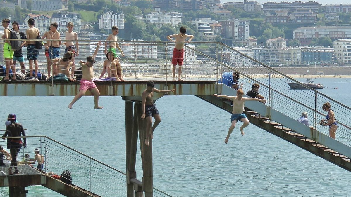 Bañistas en el náutico de Donostia en plena ola de calor en Gipuzkoa