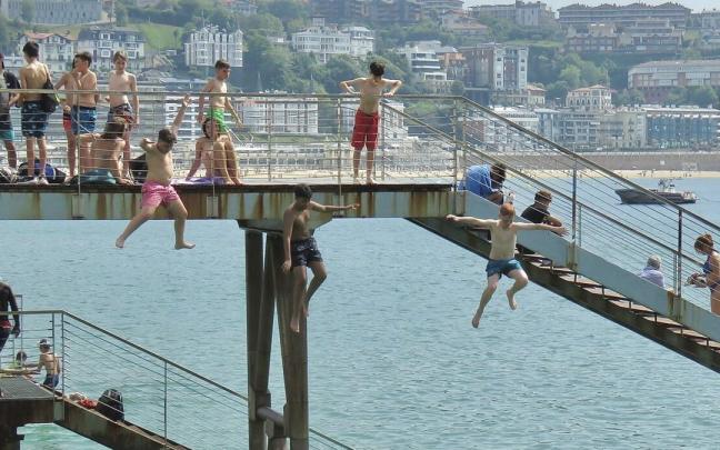 Ba&ntilde;istas en el n&aacute;utico de Donostia en plena ola de calor en Gipuzkoa
