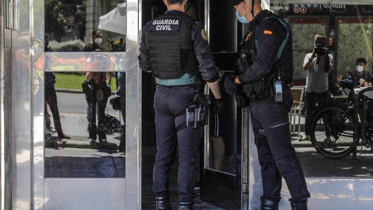 Agentes de la Unidad Central Operativa de la Guardia Civil en una imagen de archivo.