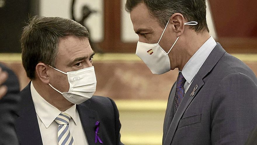 El portavoz del PNV en el Congreso, Aitor Esteban, con el presidente español, Pedro Sánchez. | FOTO: EUROPA PRESS