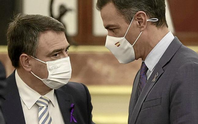 El portavoz del PNV en el Congreso, Aitor Esteban, con el presidente espa&ntilde;ol, Pedro S&aacute;nchez. | FOTO: EUROPA PRESS