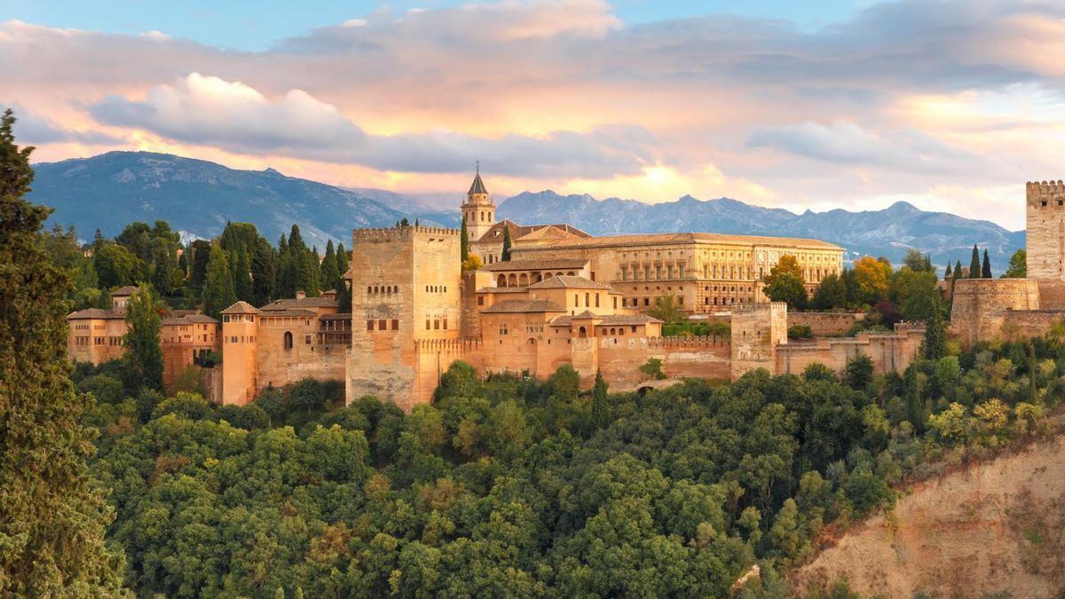 La Alhambra de Granada, un complejo monumental sobre una ciudad palatina andalusí.