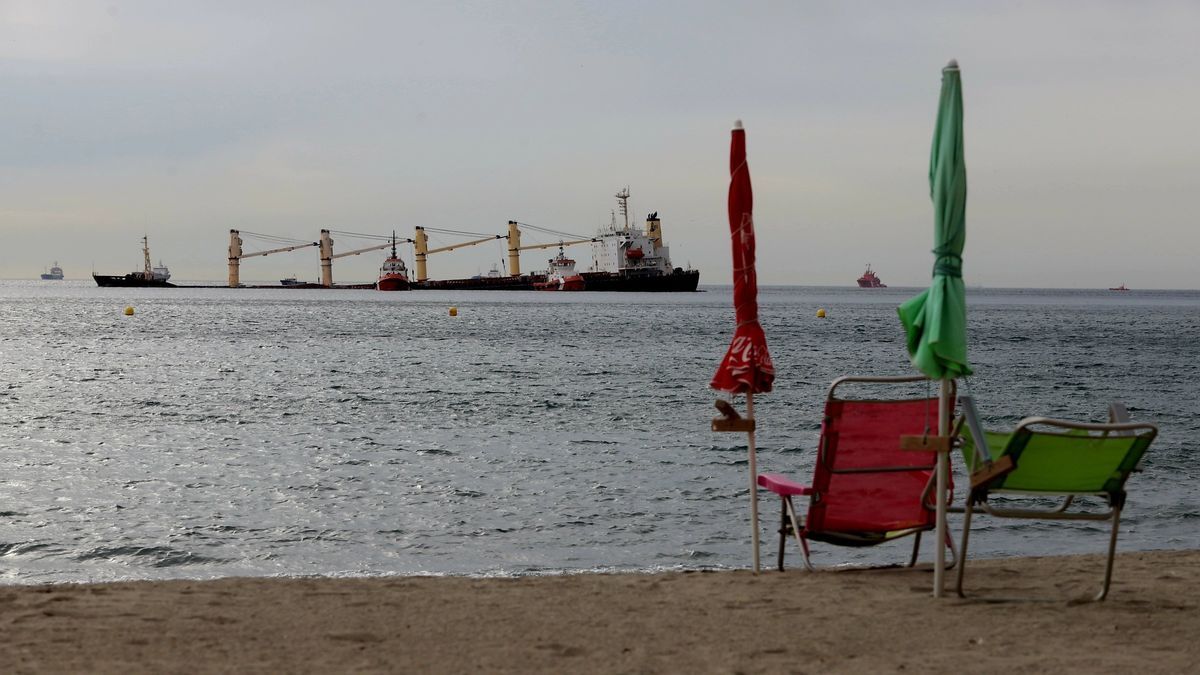 El buque granelero frente a la costa de Gibraltar.
