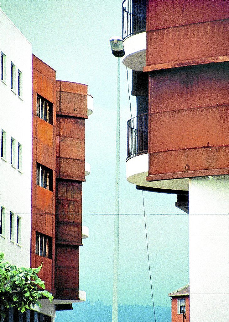 La manzana que se asoma al parque de Bizkotxalde llama la atención por su fisonomía. |