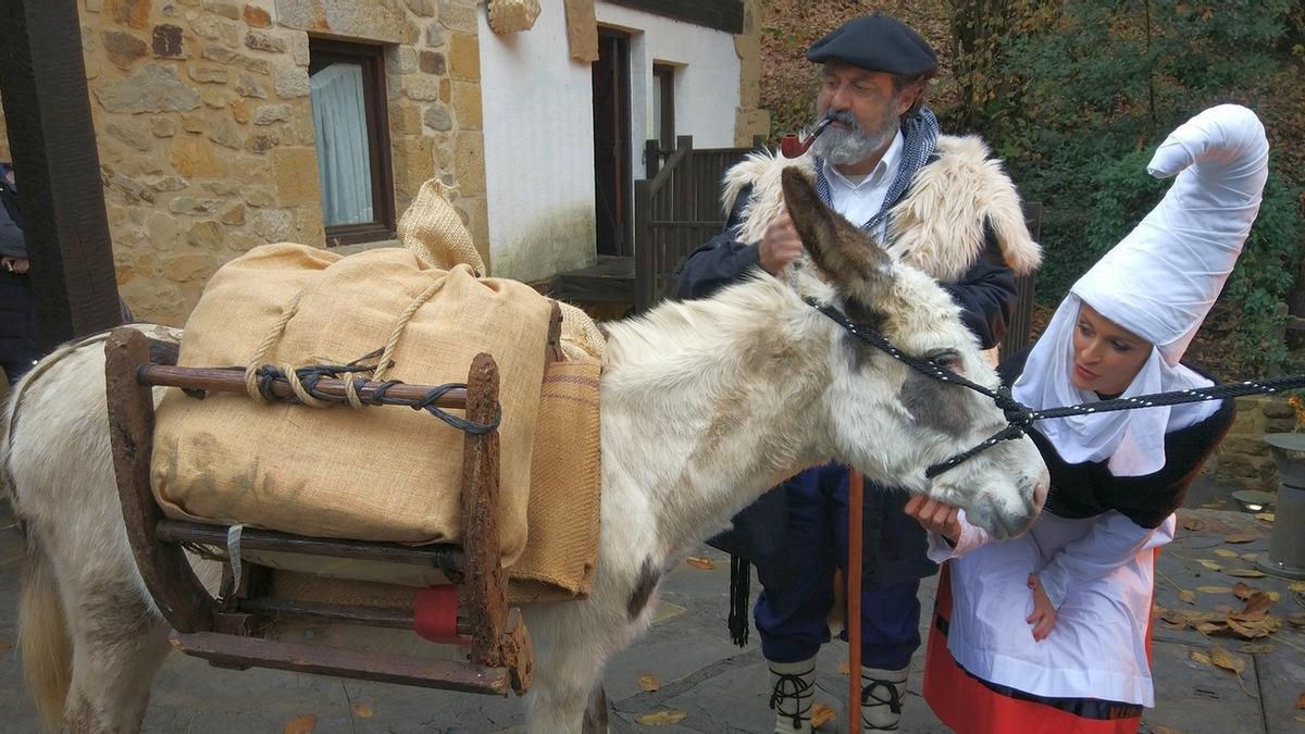 Olentzero y Mari Domingi, con Astotxo, en el molino Elexalde.