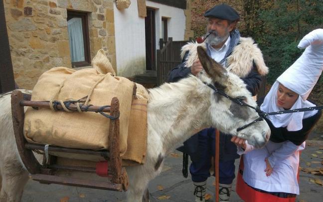 Olentzero y Mari Domingi, con Astotxo, en el molino Elexalde.