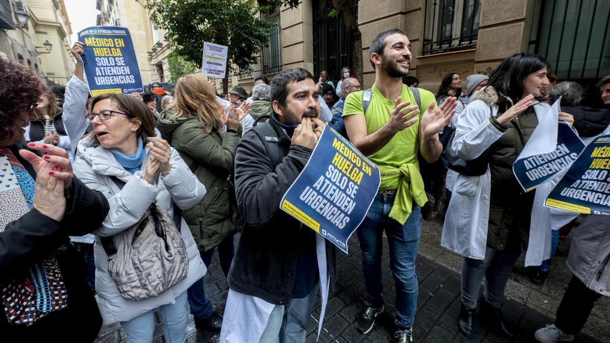 Médicos y sanitarios protestan durante una concentración de los médicos y pediatras de Atención Primaria, en Madrid.
