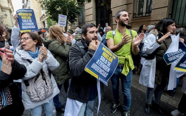 Médicos y sanitarios protestan durante una concentración de los médicos y pediatras de Atención Primaria, en Madrid. Médicos y sanitarios protestan durante una concentración de los médicos y pediatras de Atención Primaria, en Madrid.