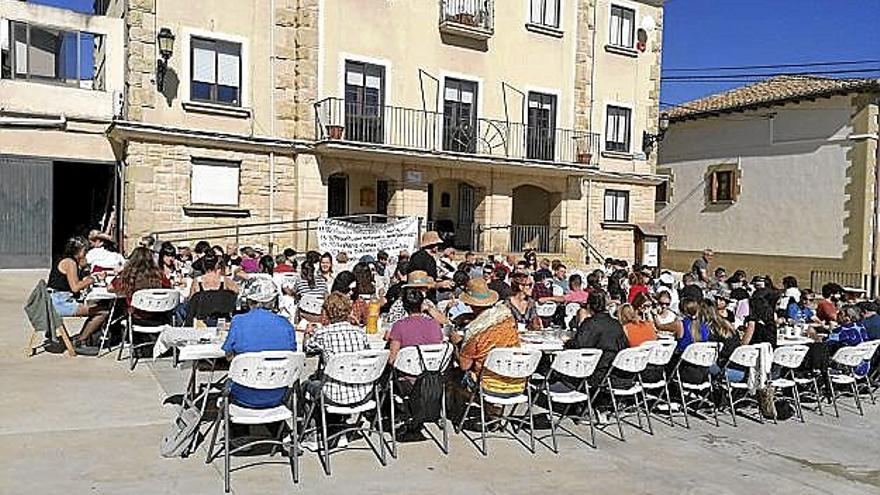 200 comensales, el domingo en la plaza de Lezaun.