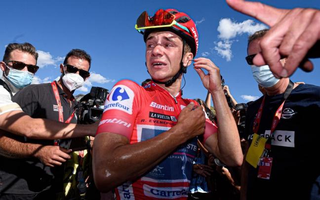 Evenepoel, emocionado, tras ganar la Vuelta a la espera de la fiesta de Madrid.