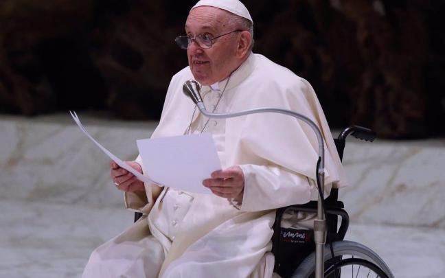 El Papa Francisco, en silla de ruedas, durante una audiencia en el Vaticano El Papa Francisco, en silla de ruedas, durante una audiencia en el Vaticano