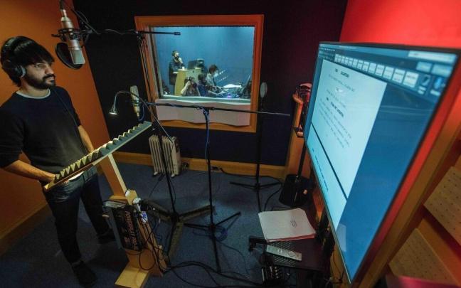 El actor Eneko Sagardui grabando el podcast Artxipelagoa