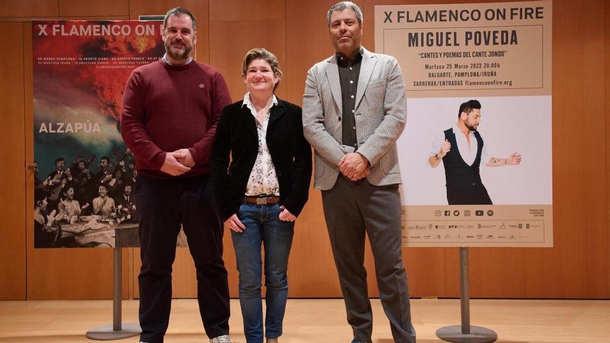 De i a d, Javier de la Fuente, director de Proyectos Estratégicos de NICDO; la concejala de Cultura e Igualdad María García Barberena, y el director del festival Flamenco On Fire, Arturo Fernández, este jueves en Baluarte junto