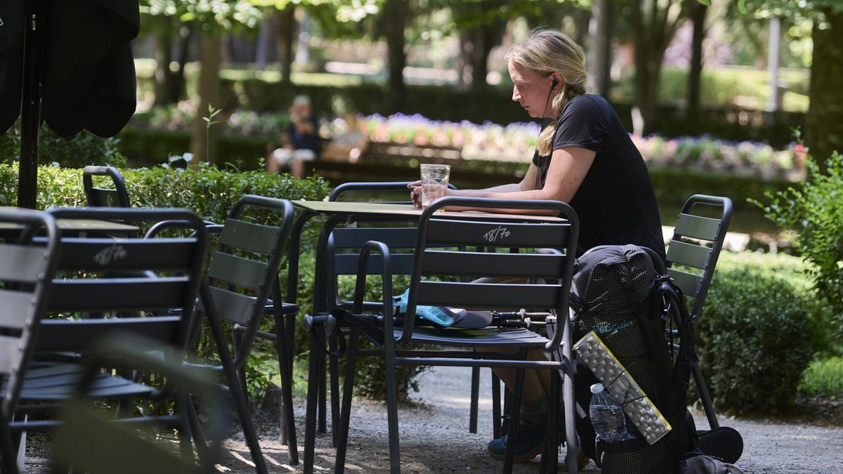 Una mujer, sentada en una terraza de Pamplona.