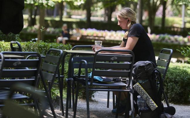 Una mujer, sentada en una terraza de Pamplona.
