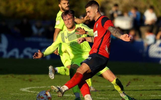Eneko Jauregi saca un disparo frente al Intercity.