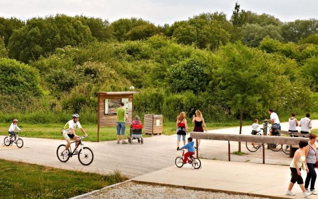 Panorámica de gente en un parque urbano de Vitoria. Panorámica de gente en un parque urbano de Vitoria.
