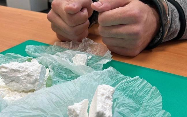 El bilbaino ocultaba en su zona genital 87 gramos de coca&iacute;na y 13 de hach&iacute;s
