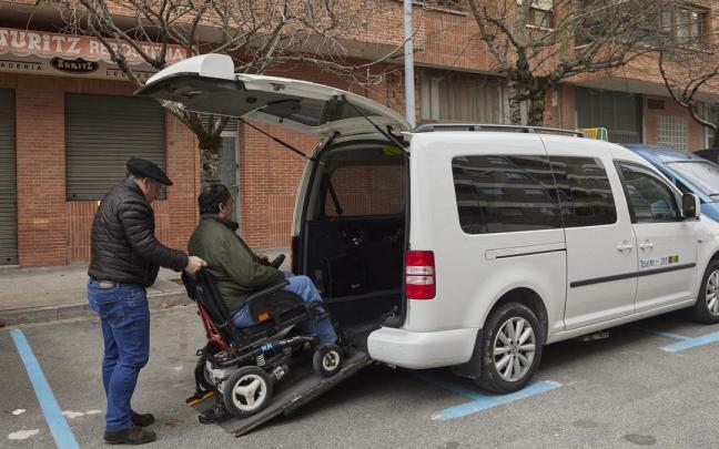 Una persona con discapacidad sube a un taxi de Pamplona. Una persona con discapacidad sube a un taxi de Pamplona.