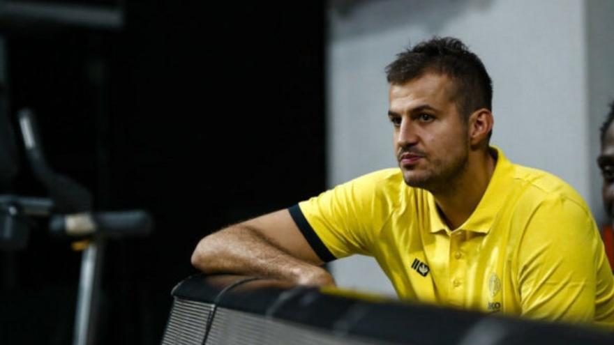 Bjelica sigue el desarrollo de un partido del Fenerbahce desde la silla de lesionados
