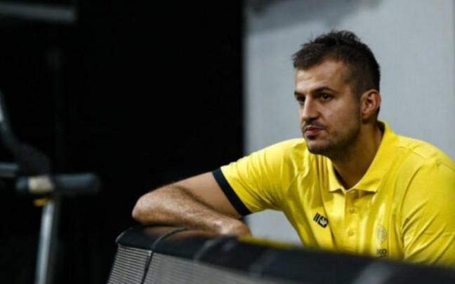 Bjelica sigue el desarrollo de un partido del Fenerbahce desde la silla de lesionados