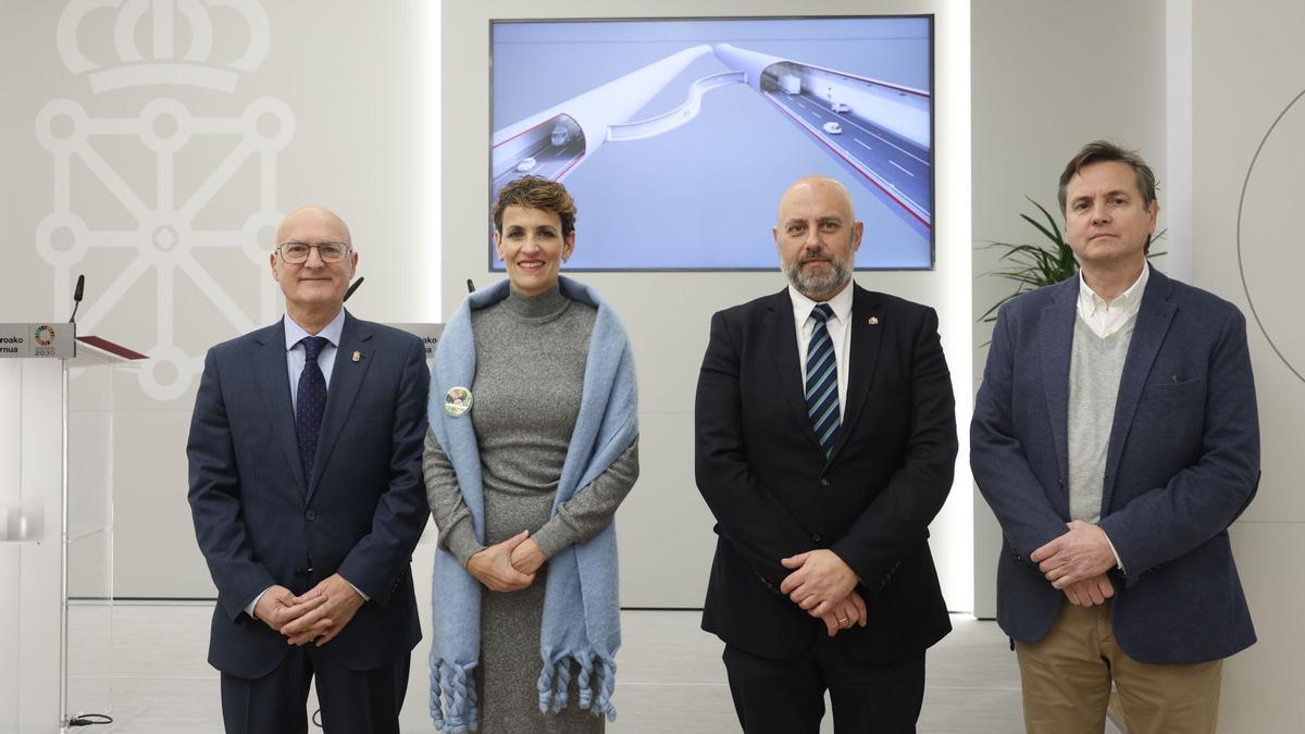 De izda a dcha: consejero Ciriza, Presidenta Chivite, delegado del Gobierno en Navarra, y el director general de Obras Públicas.