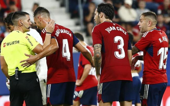 Unai García recibe las explicaciones del árbitro tras su expulsión. Unai García recibe las explicaciones del árbitro tras su expulsión.